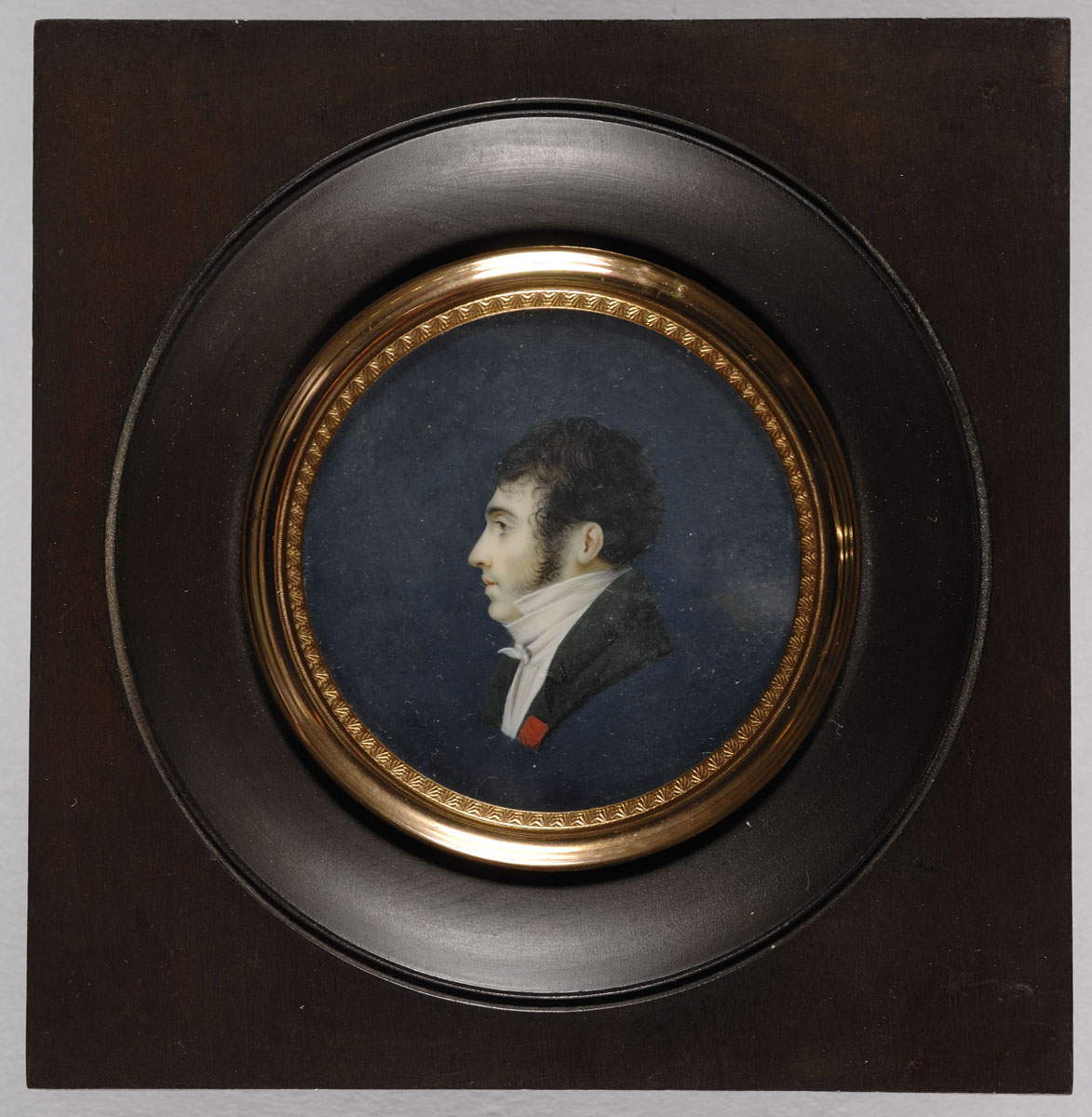 Portrait d'homme de profil, sur fond bleu_0